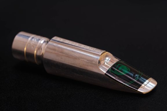 Holzblasinstrumentenmundstück mit glänzender Oberfläche und klarer Kennzeichnung.